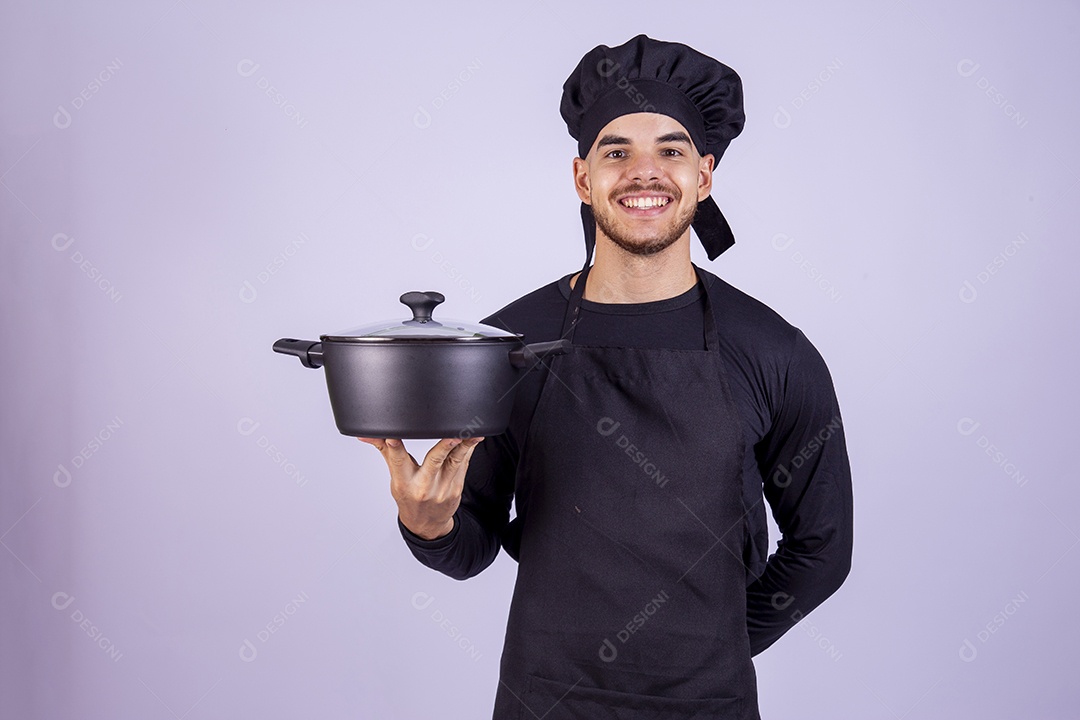 Homem jovem cozinheiro sobre fundo isolado