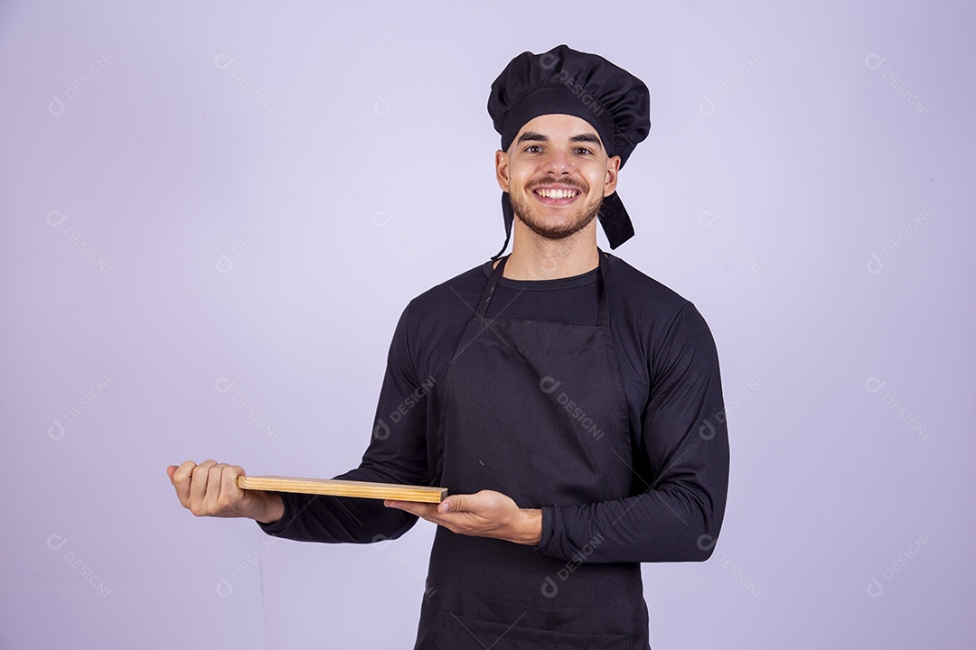 Homem jovem cozinheiro sobre fundo isolado