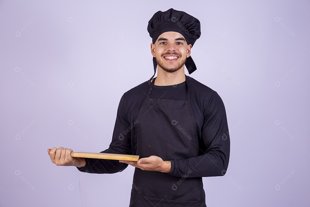Homem jovem cozinheiro sobre fundo isolado