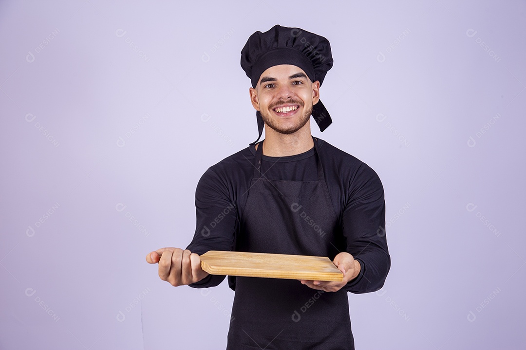 Homem jovem cozinheiro sobre fundo isolado