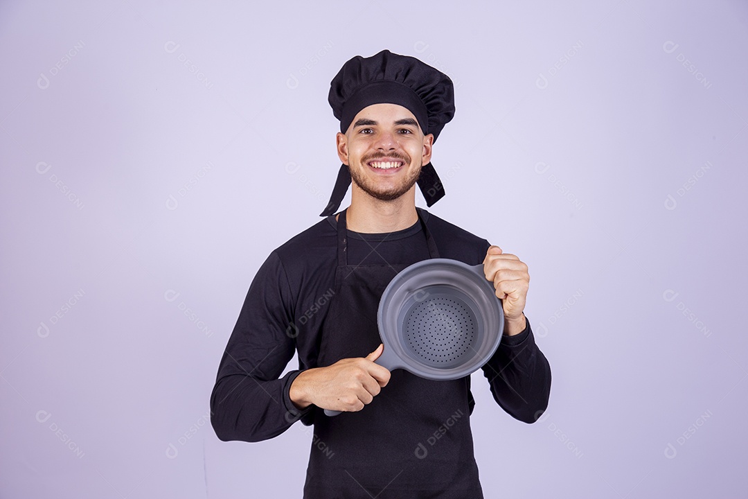 Homem jovem cozinheiro sobre fundo isolado