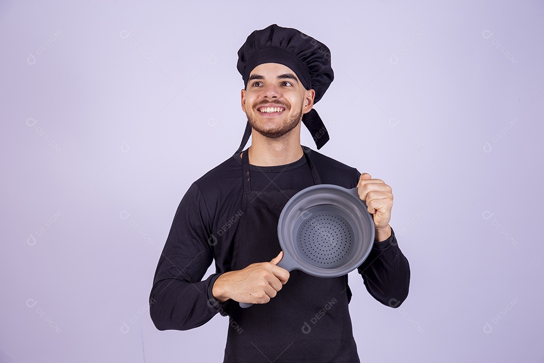 Homem jovem cozinheiro sobre fundo isolado