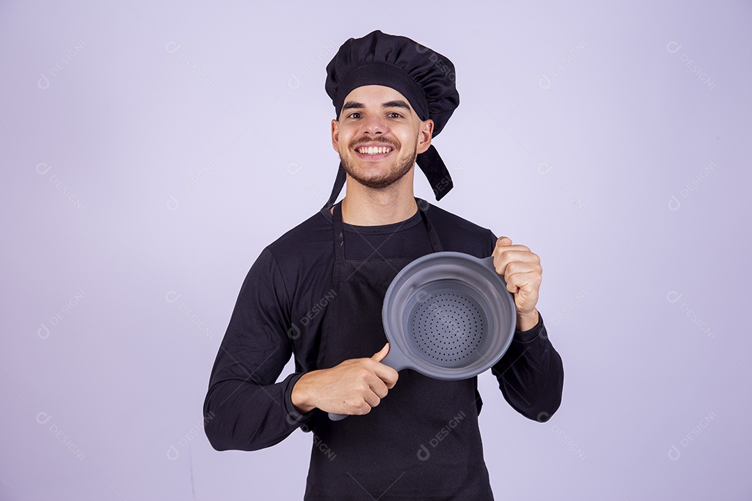 Homem jovem cozinheiro sobre fundo isolado