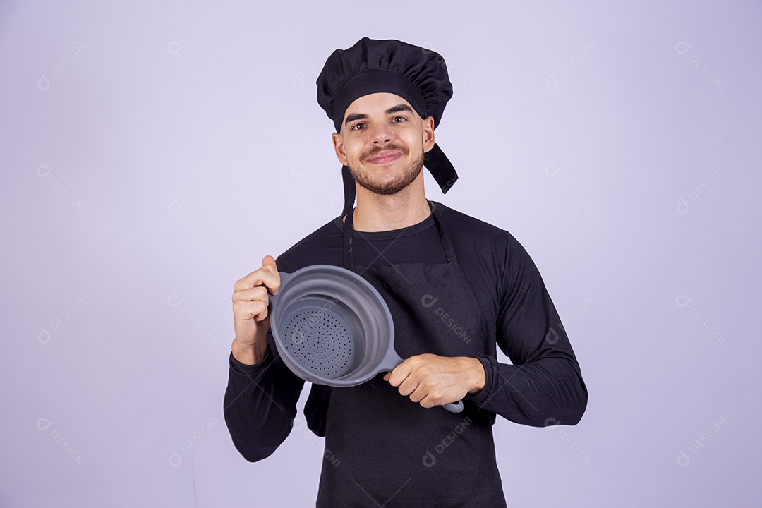 Homem jovem cozinheiro sobre fundo isolado