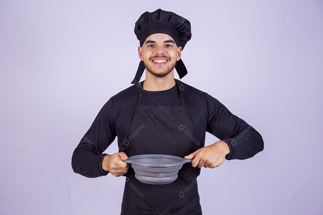 Homem jovem cozinheiro sobre fundo isolado