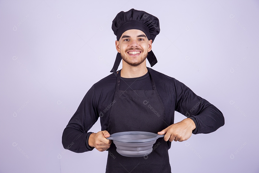 Homem jovem cozinheiro sobre fundo isolado
