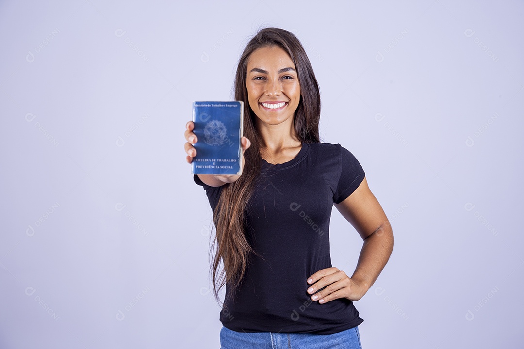 Linda mulher jovem garota sobre fundo isolado segurando carteira de trabalho