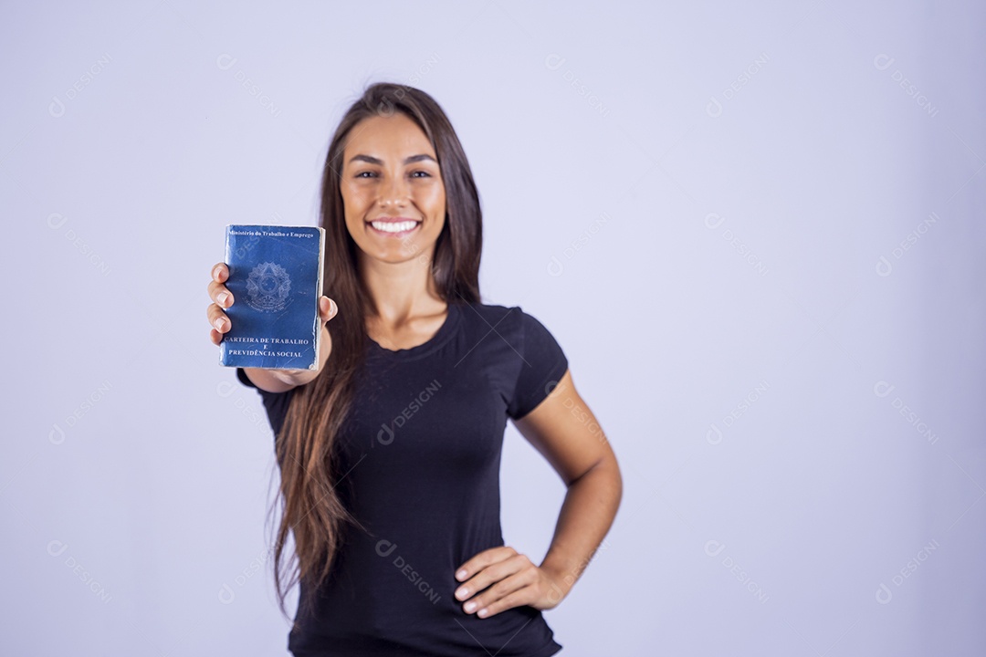 Linda mulher jovem garota sobre fundo isolado segurando carteira de trabalho