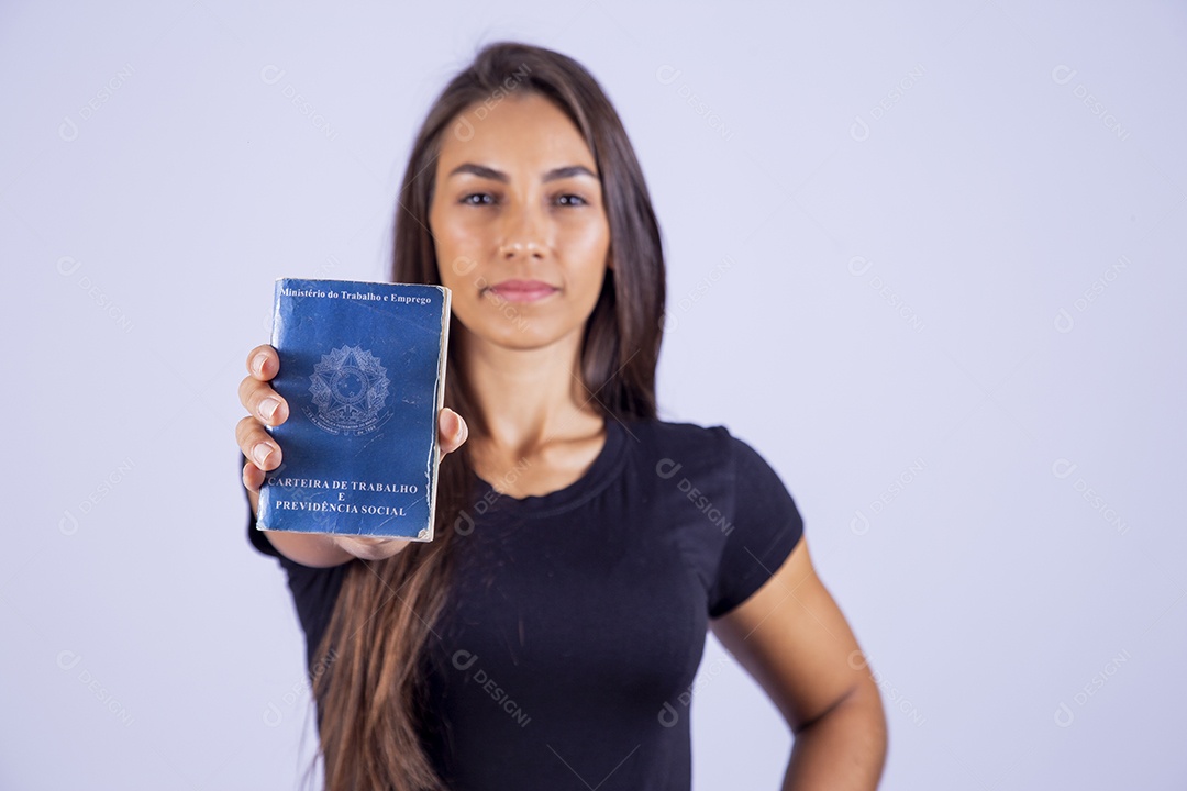 Linda mulher jovem garota sobre fundo isolado segurando carteira de trabalho