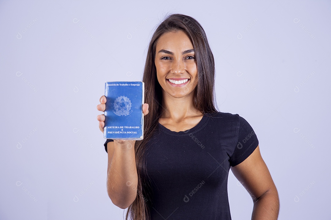 Linda mulher jovem garota sobre fundo isolado segurando carteira de trabalho