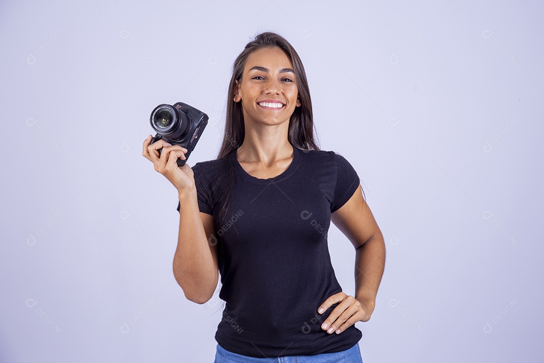 Linda mulher jovem garota sobre fundo isolado segurando camera fotografica