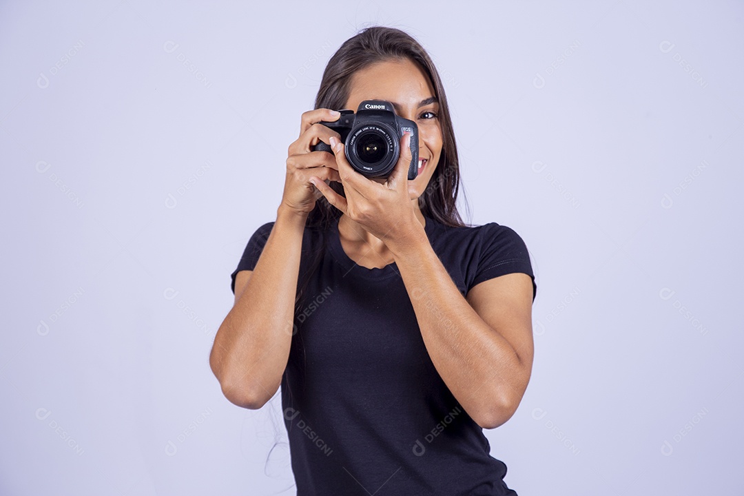 Linda mulher jovem garota sobre fundo isolado segurando camera fotografica