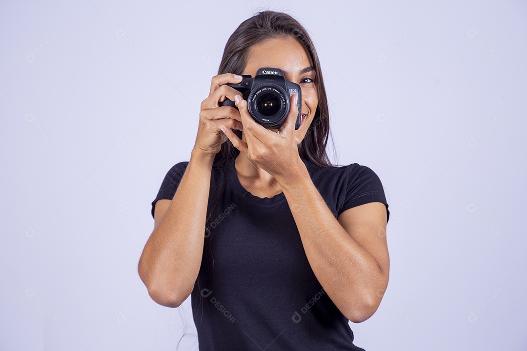 Linda mulher jovem garota sobre fundo isolado segurando camera fotografica