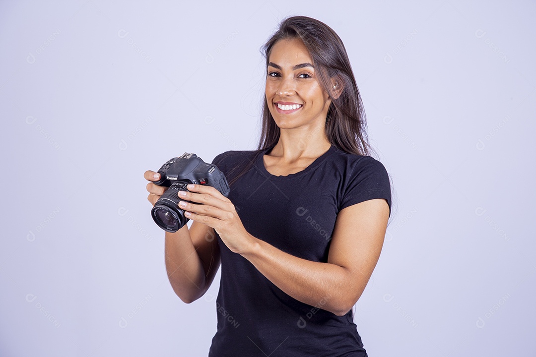 Linda mulher jovem garota sobre fundo isolado segurando camera fotografica
