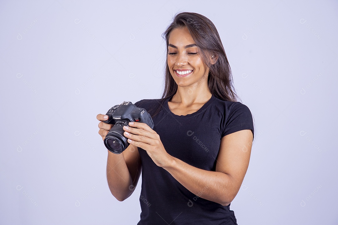 Linda mulher jovem garota sobre fundo isolado segurando camera fotografica
