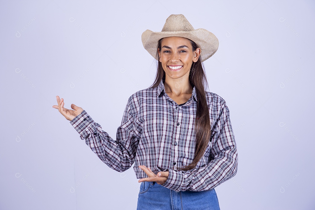 Linda mulher jovem usando roupas country