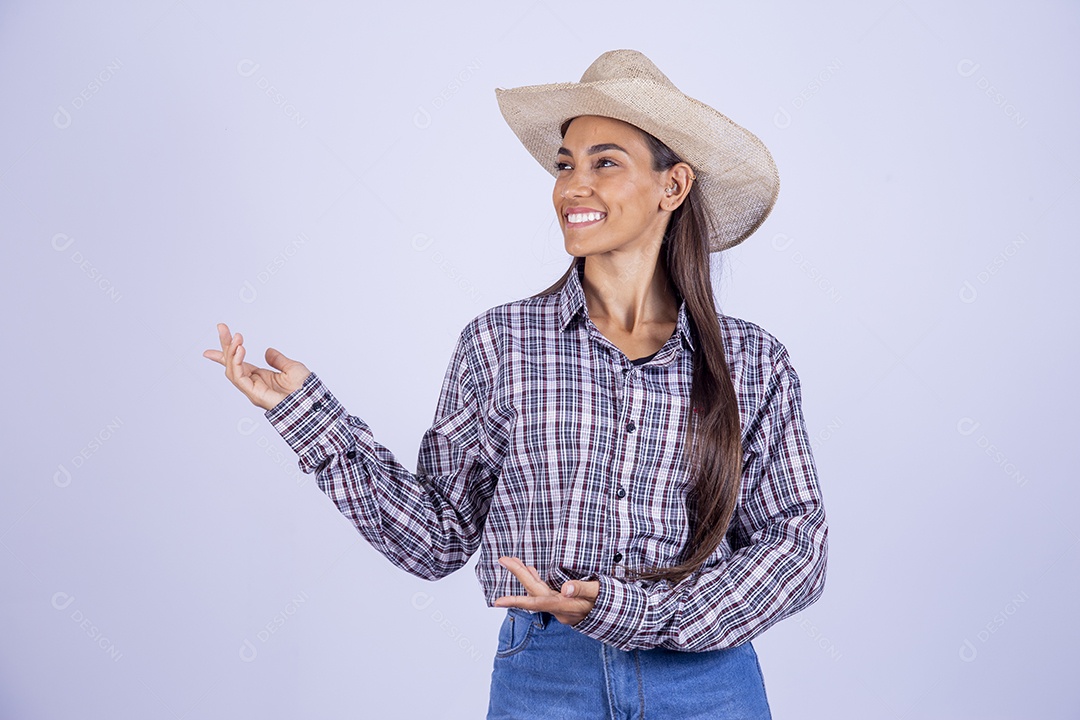 Linda mulher jovem usando roupas country