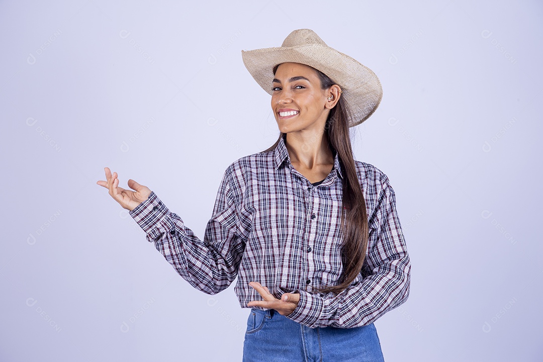 Linda mulher jovem usando roupas country