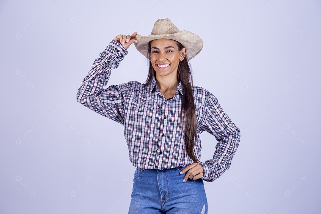 Linda mulher jovem usando roupas country