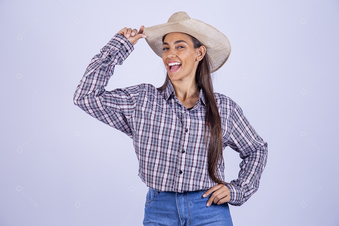 Linda mulher jovem usando roupas country