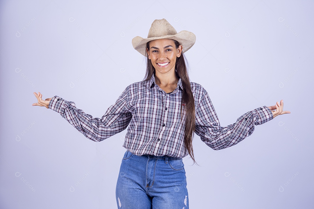 Linda mulher jovem usando roupas country