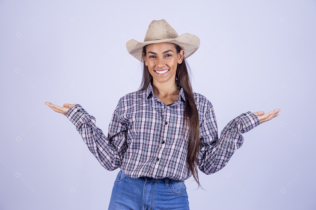 Linda mulher jovem usando roupas country