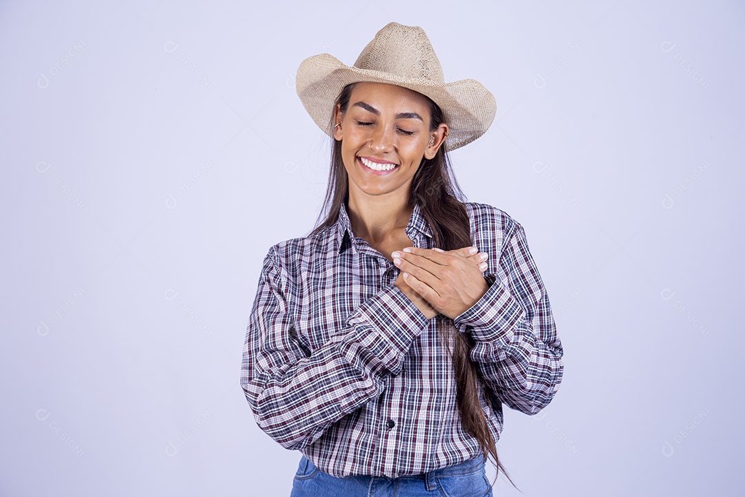 Linda mulher jovem usando roupas country