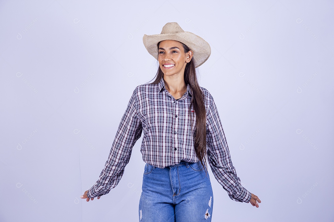 Linda mulher jovem usando roupas country