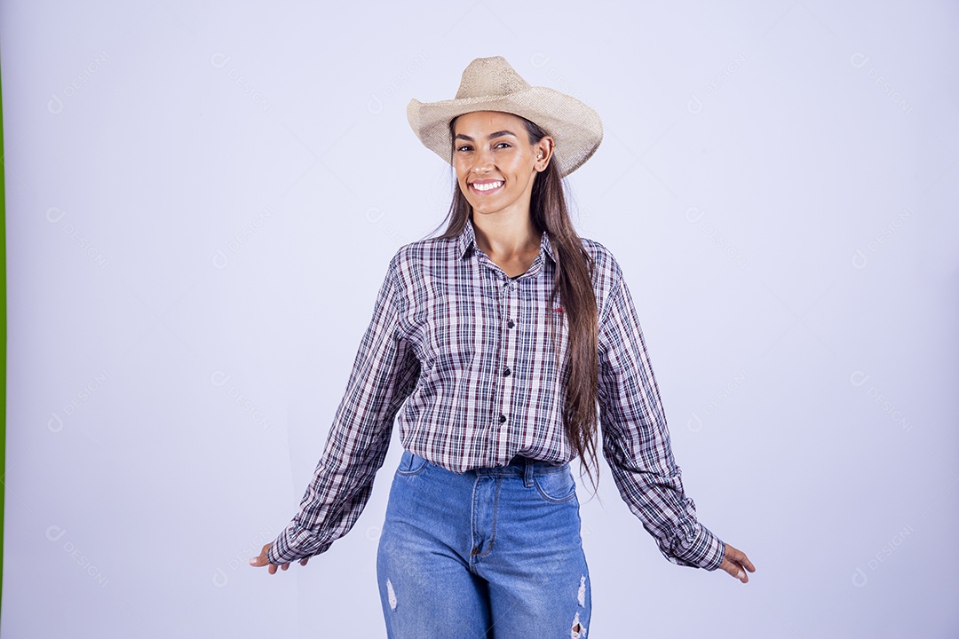 Linda mulher jovem usando roupas country