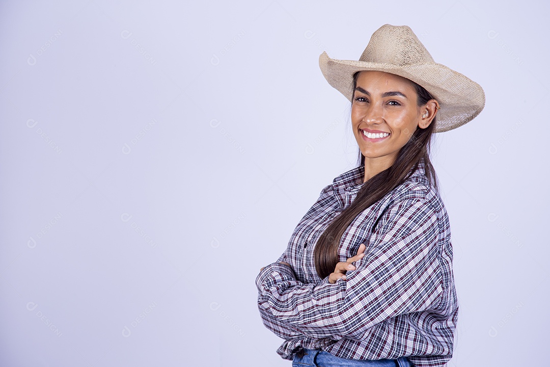 Linda mulher jovem usando roupas country