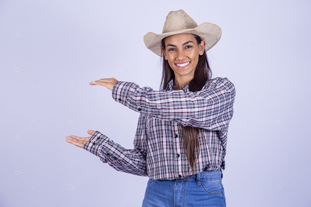 Linda mulher jovem usando roupas country