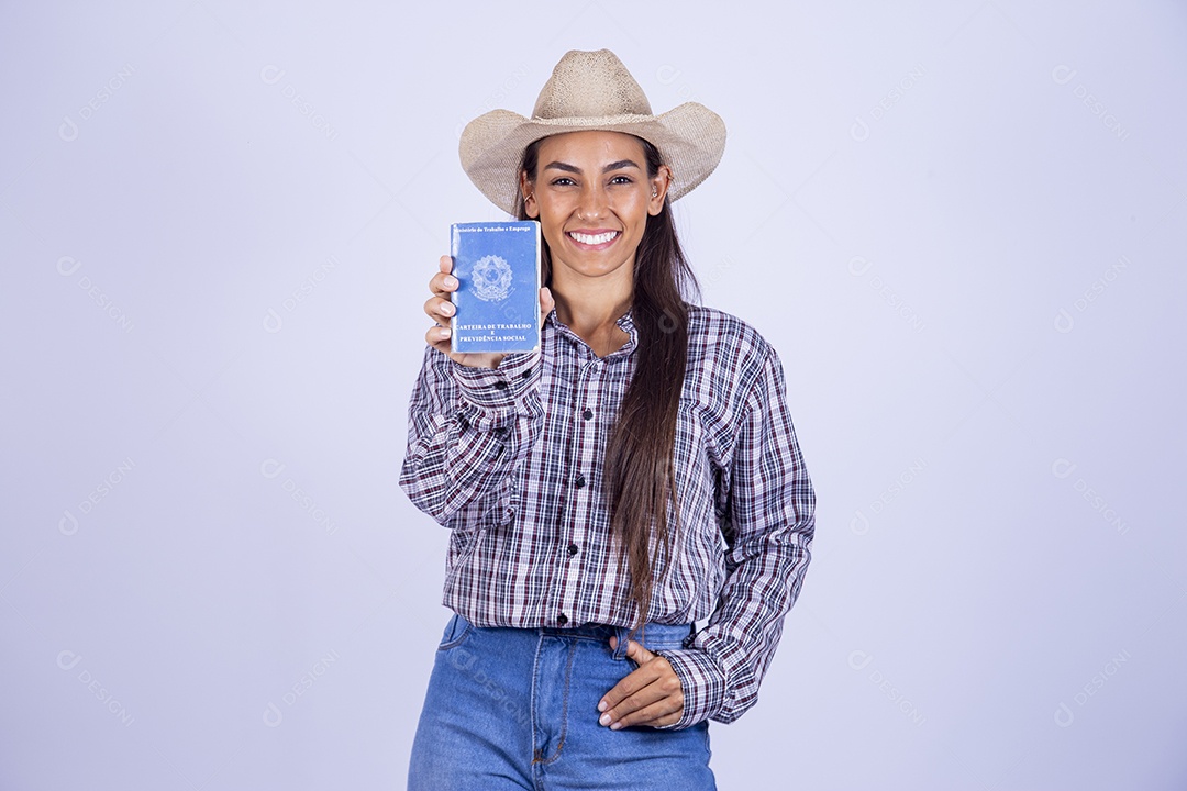 Linda mulher jovem usando roupas country