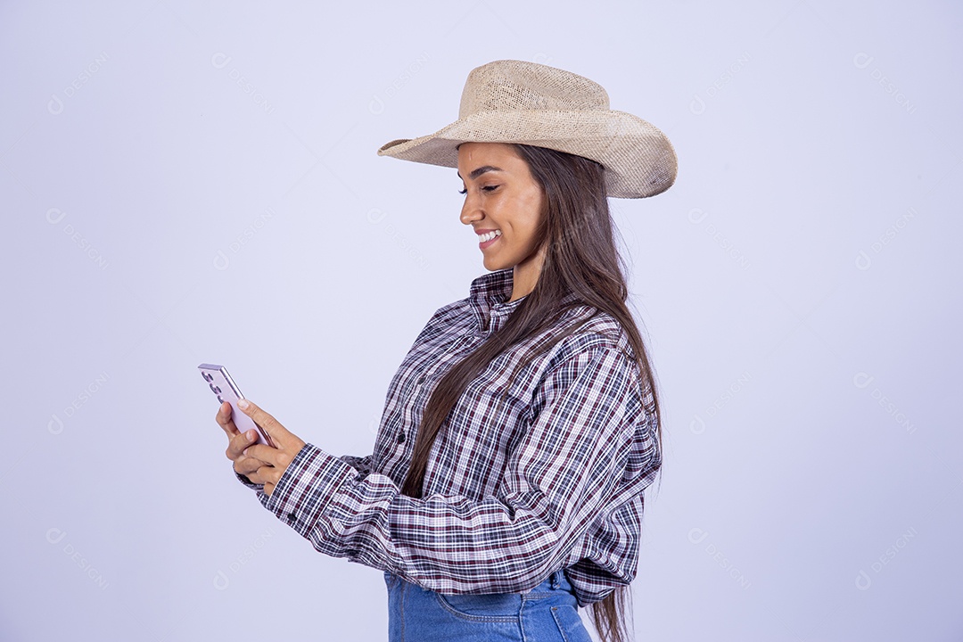 Linda mulher jovem usando roupas country