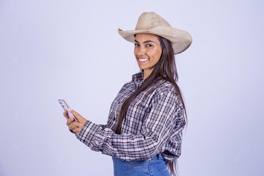 Linda mulher jovem usando roupas country