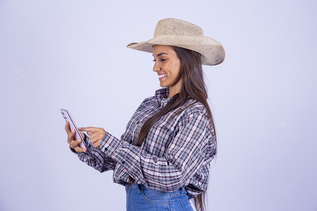 Linda mulher jovem usando roupas country