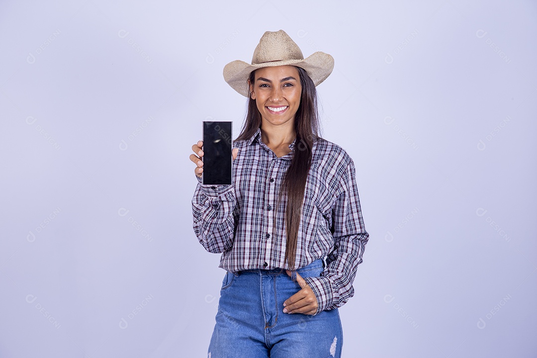 Linda mulher jovem usando roupas country