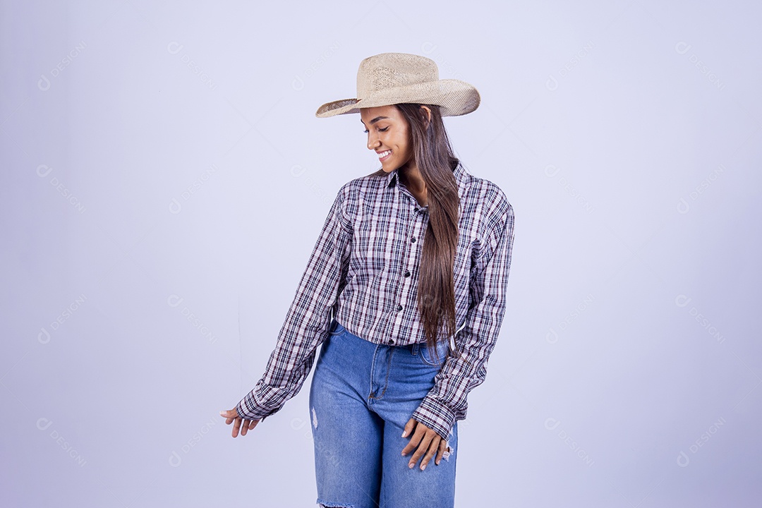 Linda mulher jovem fazendeira sobre fundo isolado branco