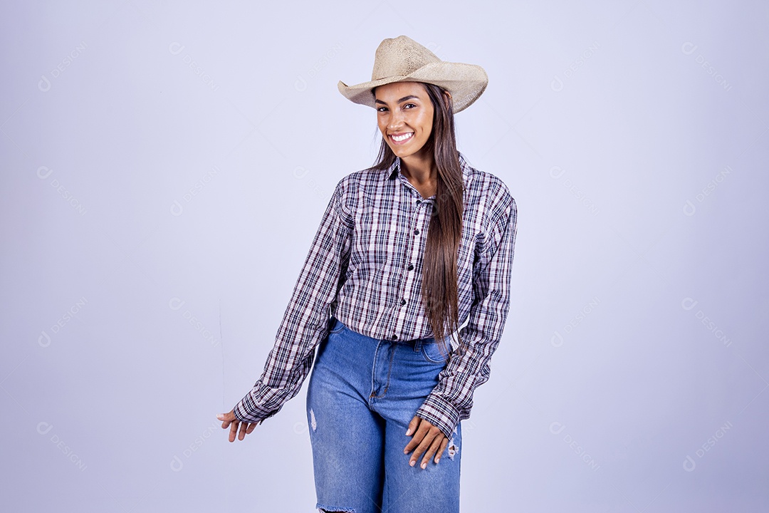 Linda mulher jovem fazendeira sobre fundo isolado branco