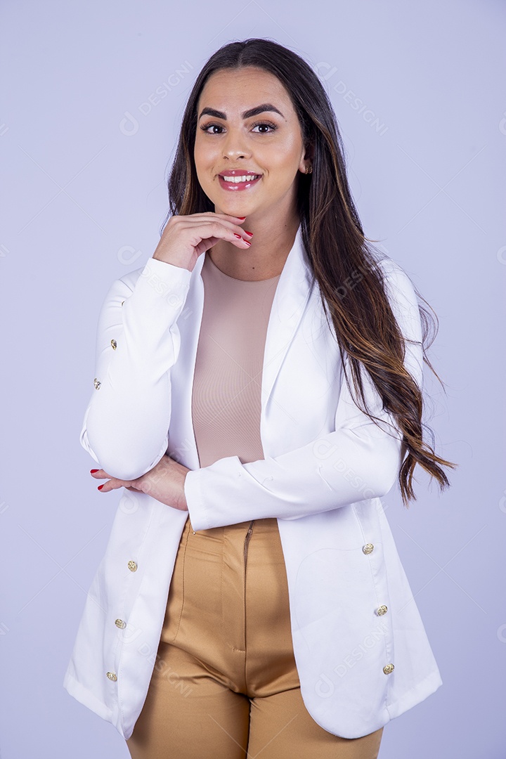 Linda mulher usando blazer branco sobre fundo isolado