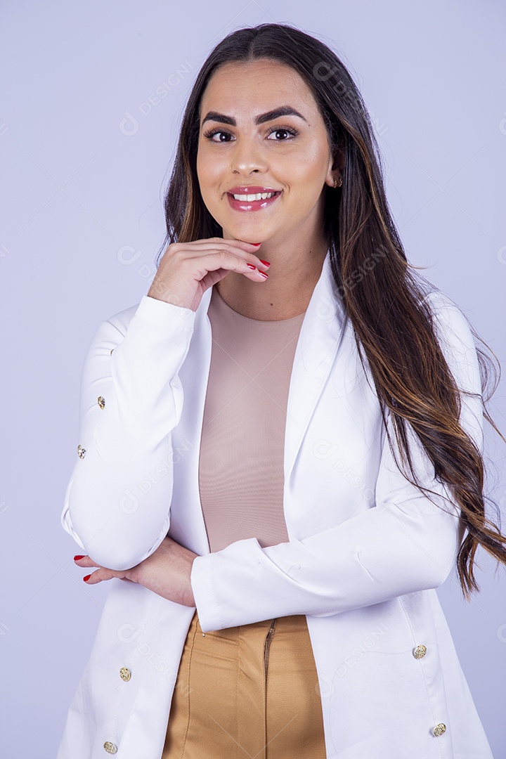 Linda mulher usando blazer branco sobre fundo isolado