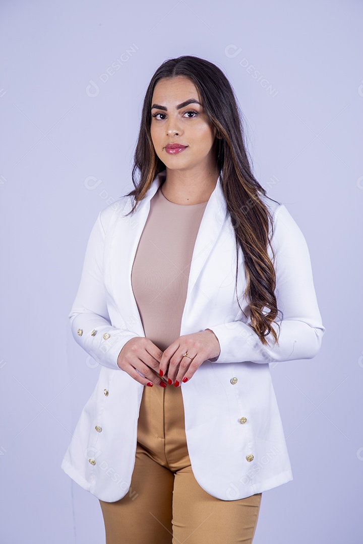 Linda mulher usando blazer branco sobre fundo isolado