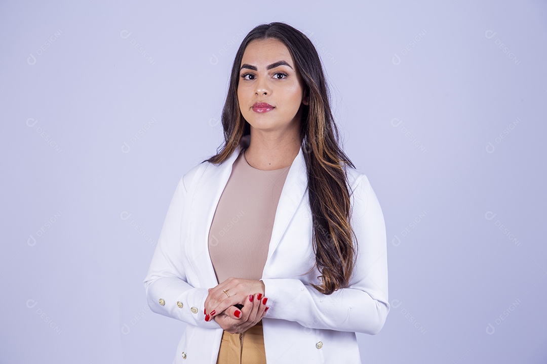 Linda mulher usando blazer branco sobre fundo isolado