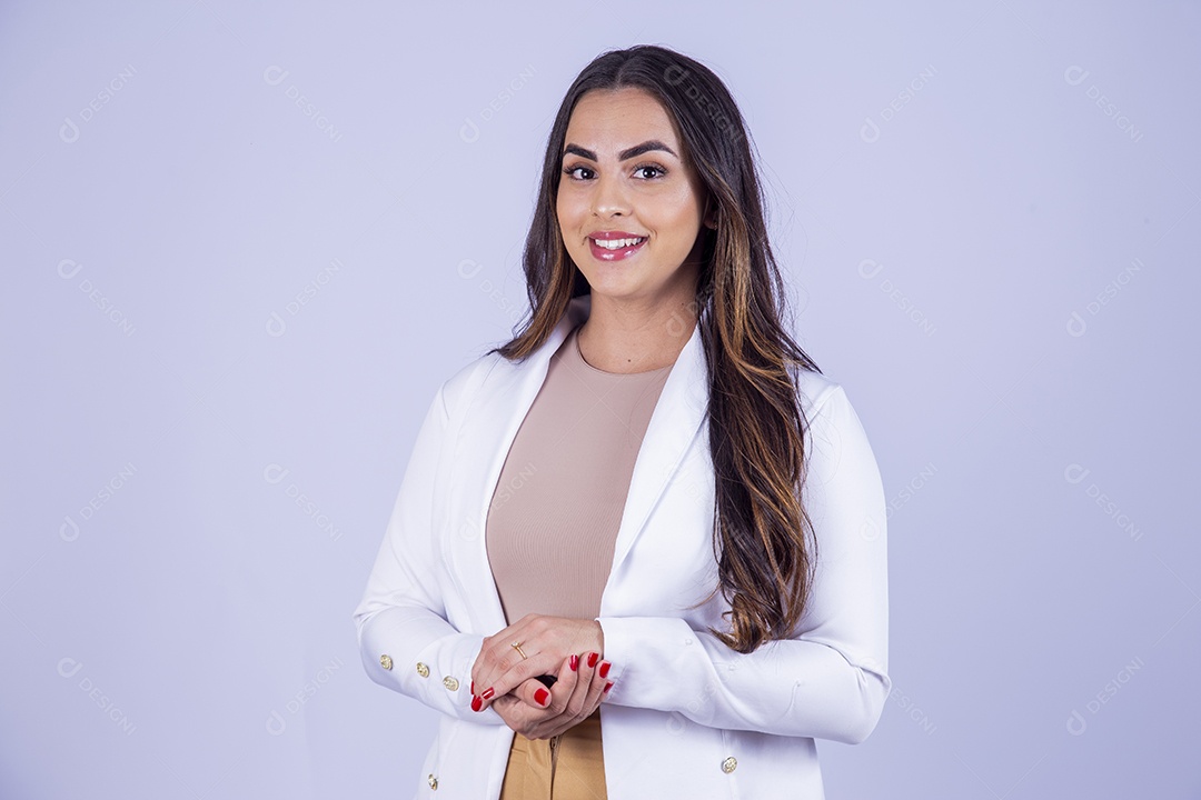 Linda mulher usando blazer branco sobre fundo isolado