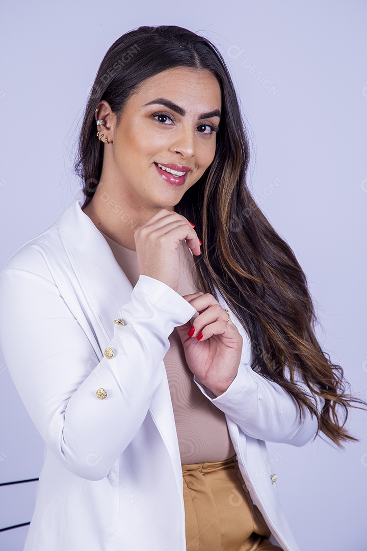 Linda mulher sorridente usando blazer branco sobre fundo isolado