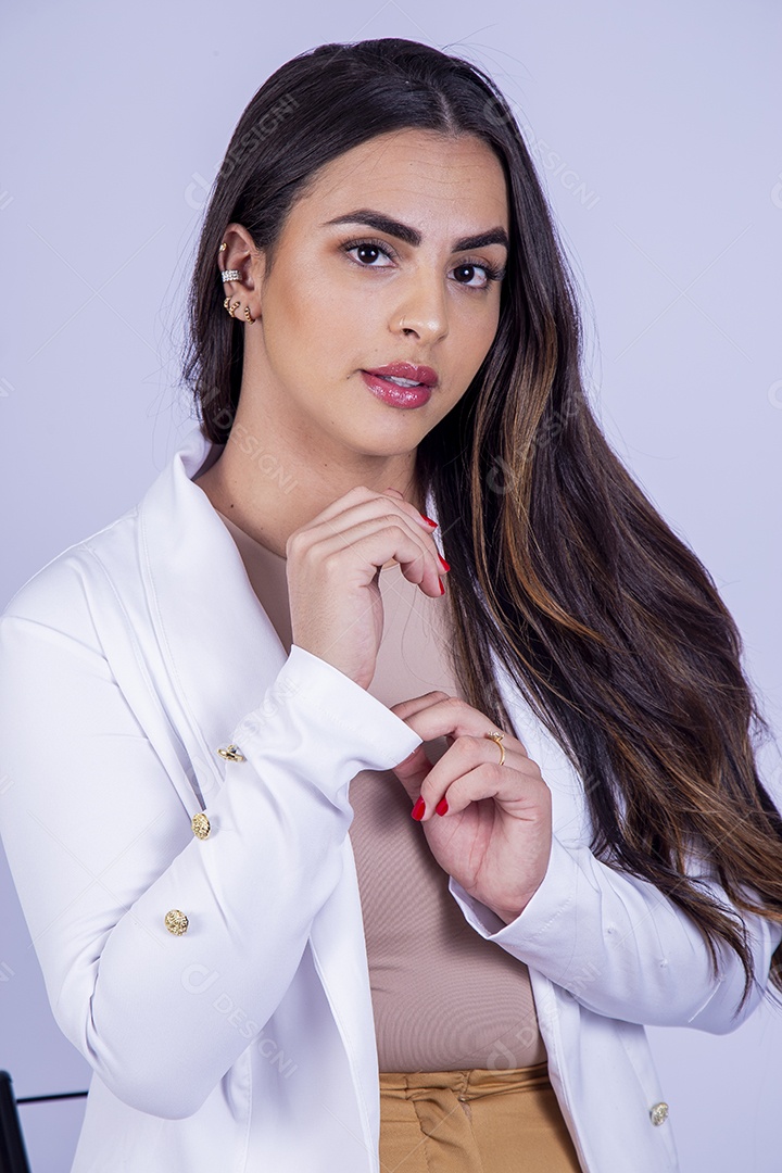 Linda mulher usando blazer branco sobre fundo isolado