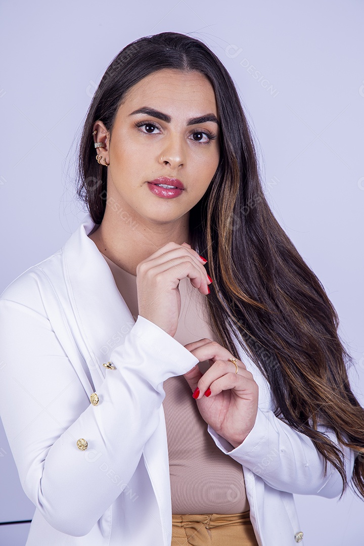 Linda mulher  usando blazer branco sobre fundo isolado
