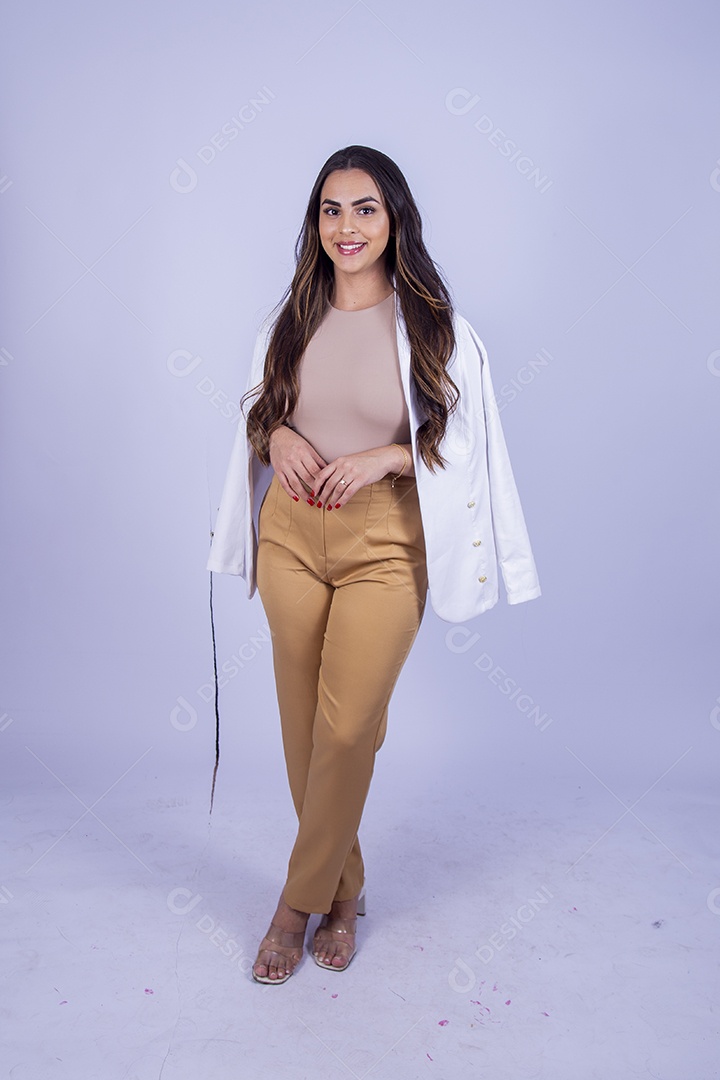 Linda mulher sorridente usando blazer branco sobre fundo isolado