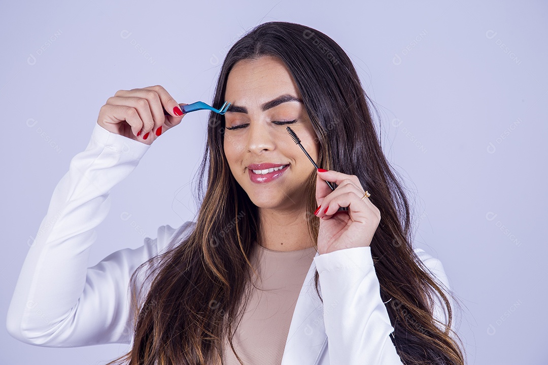 Linda mulher Designer de cílios usando blazer branco sobre fundo isolado