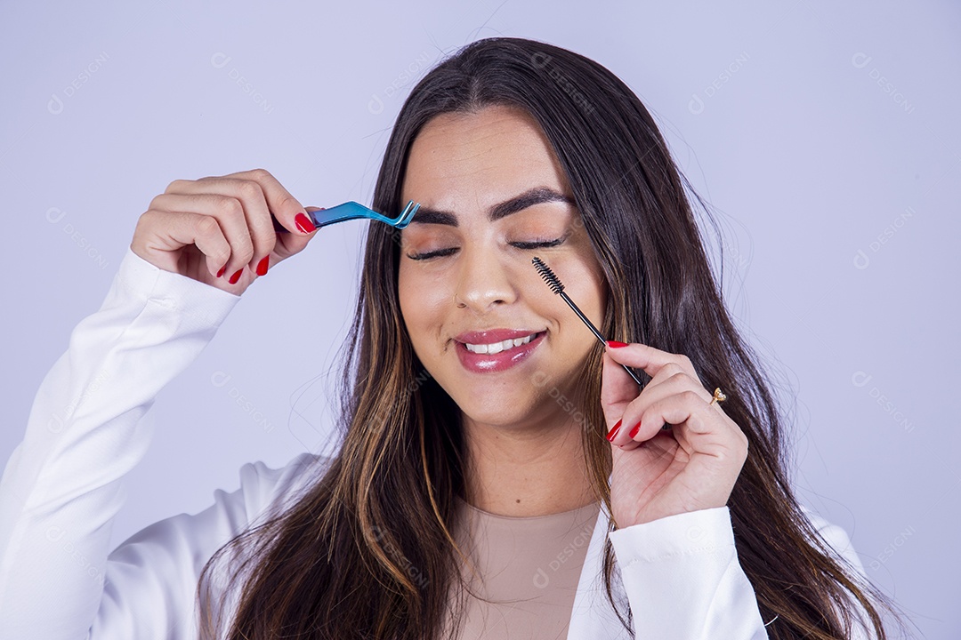 Linda mulher Designer de cílios usando blazer branco sobre fundo isolado