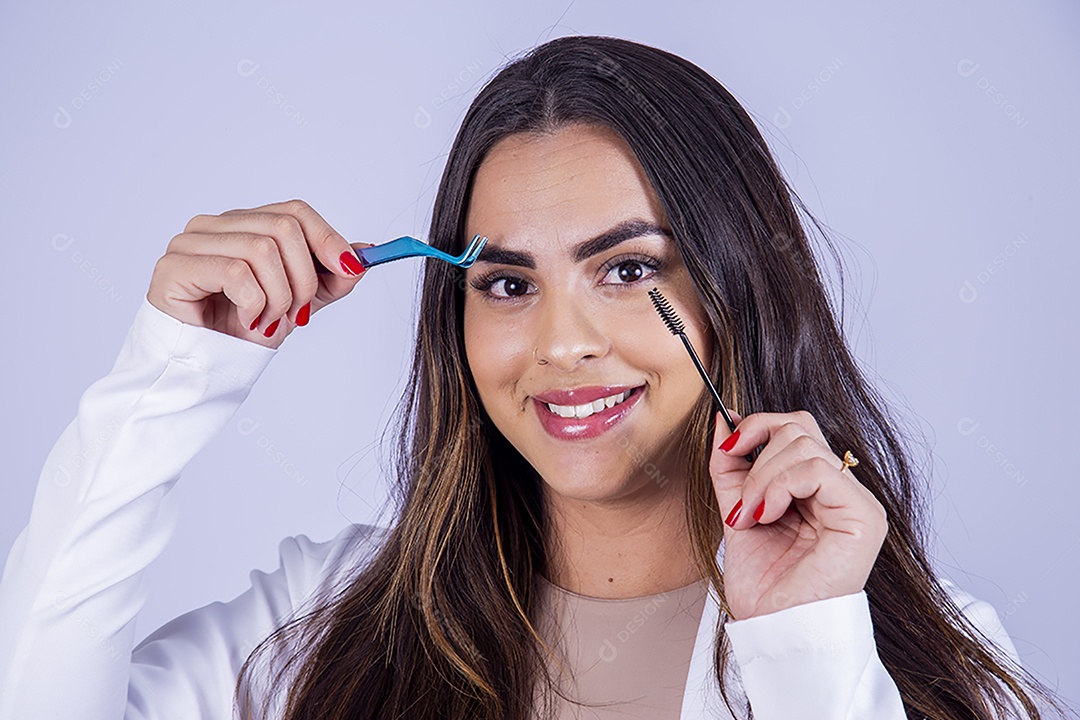 Linda mulher Designer de cílios usando blazer branco sobre fundo isolado